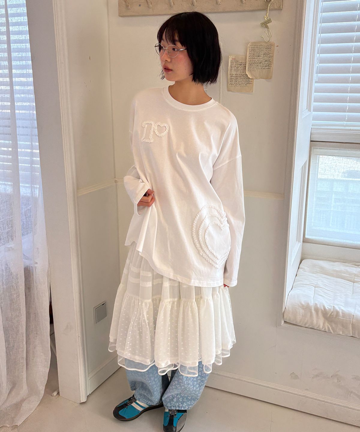 론론(RONRON) HEART EMBROIDERED LONG SLEEVE T SHIRT WHITE