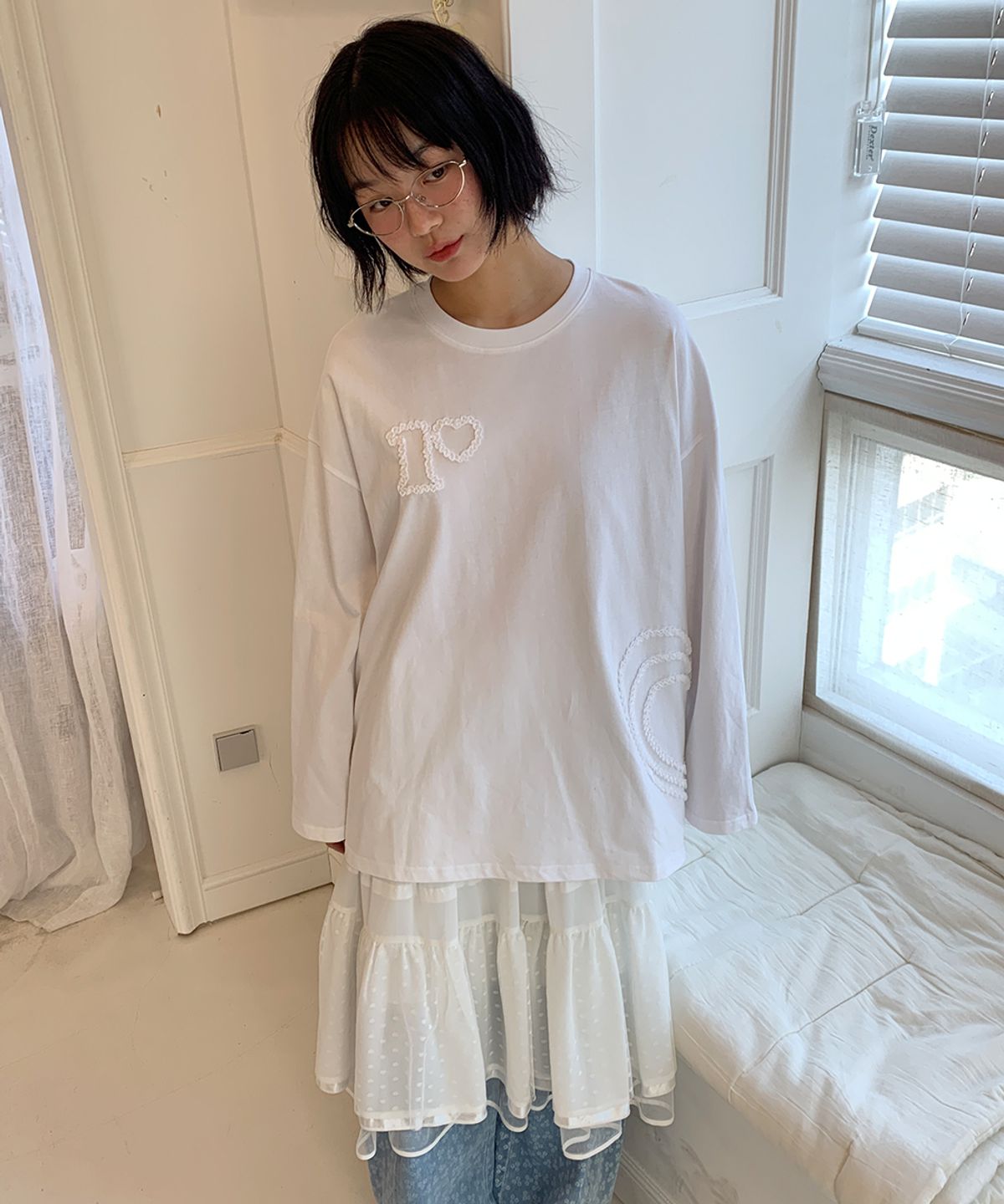 론론(RONRON) HEART EMBROIDERED LONG SLEEVE T SHIRT WHITE