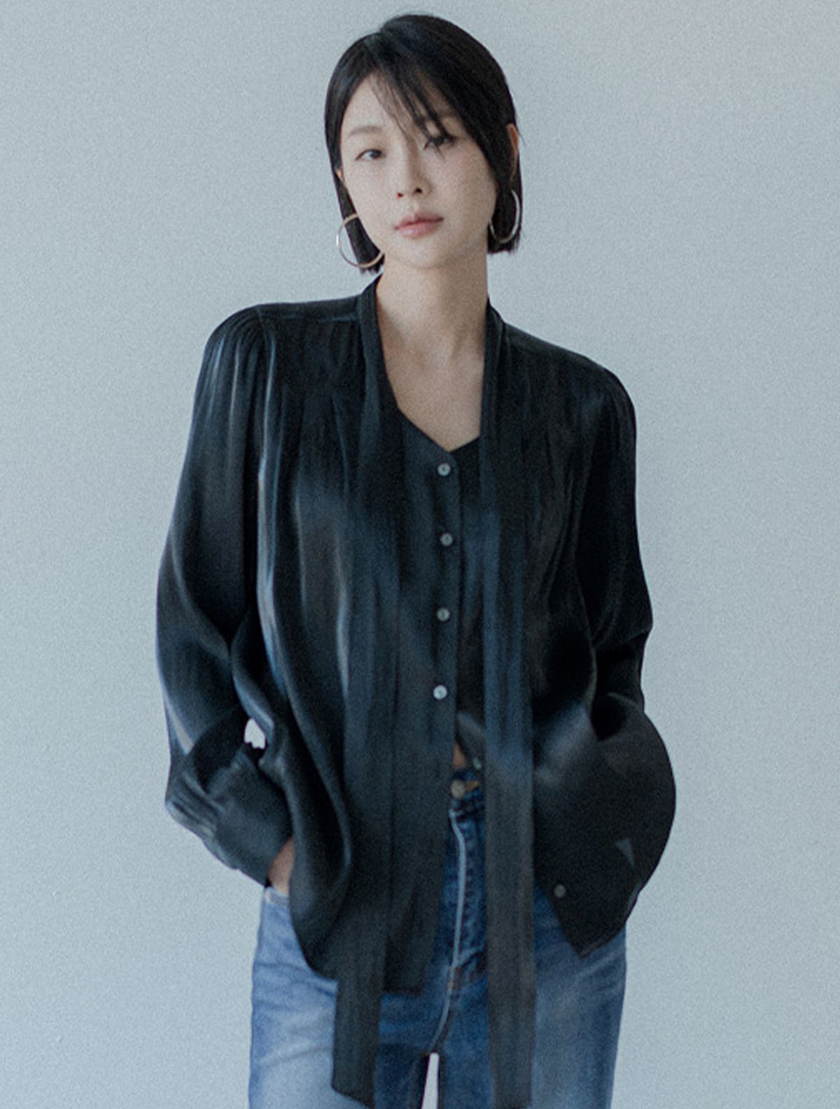 메무아(MEMUA) 샌드글로시 타이 블라우스(블랙)