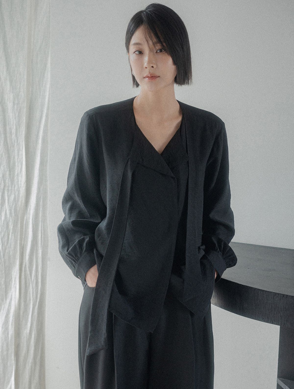 메무아(MEMUA) 샬롱 타이 블라우스(블랙)