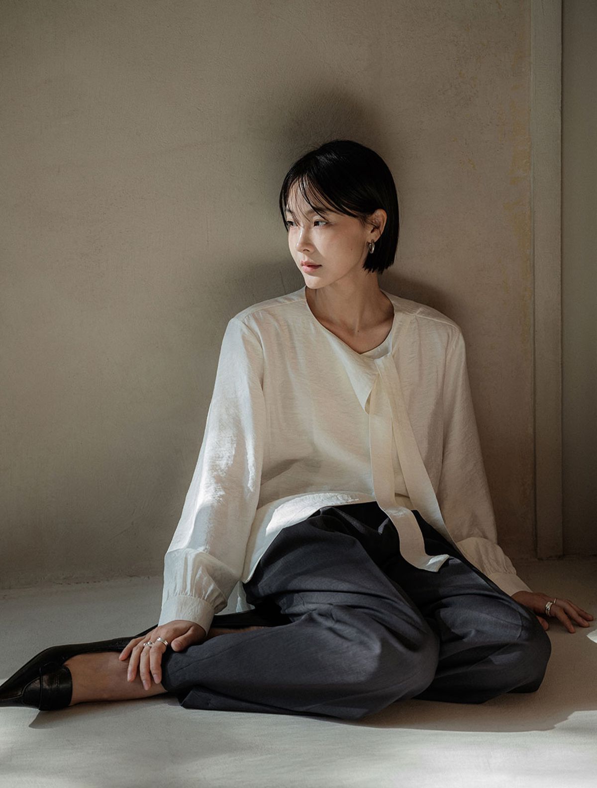 메무아(MEMUA) 샬롱 타이 블라우스(블랙)