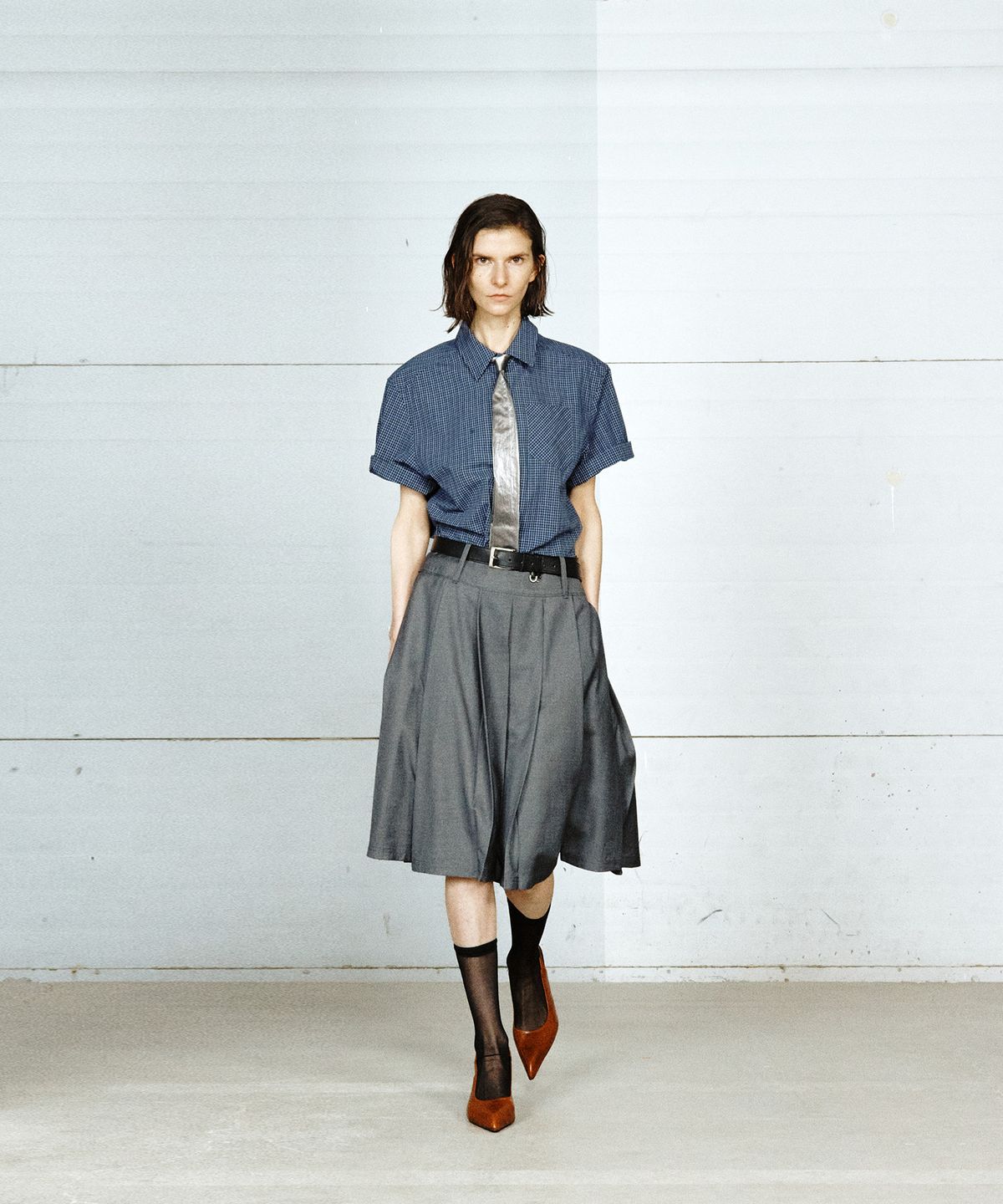 유지(YUJI) MIDI PLEATED SKIRT GREY