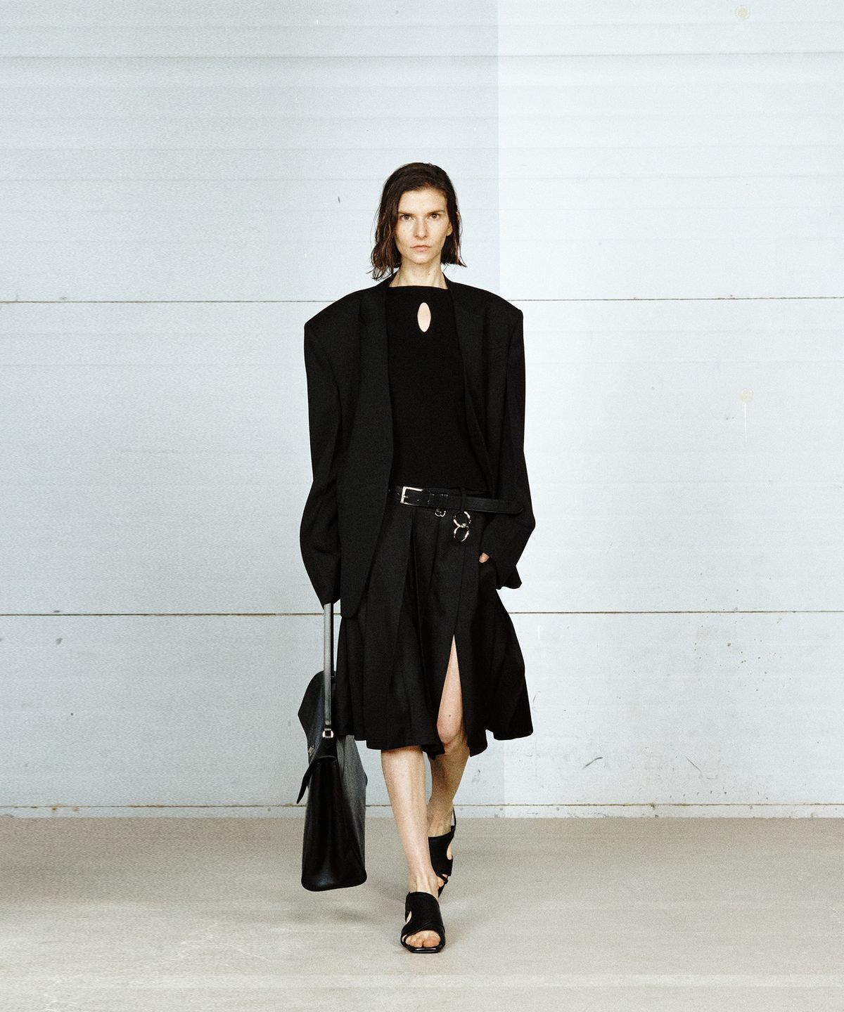 유지(YUJI) MIDI PLEATED SKIRT BLACK