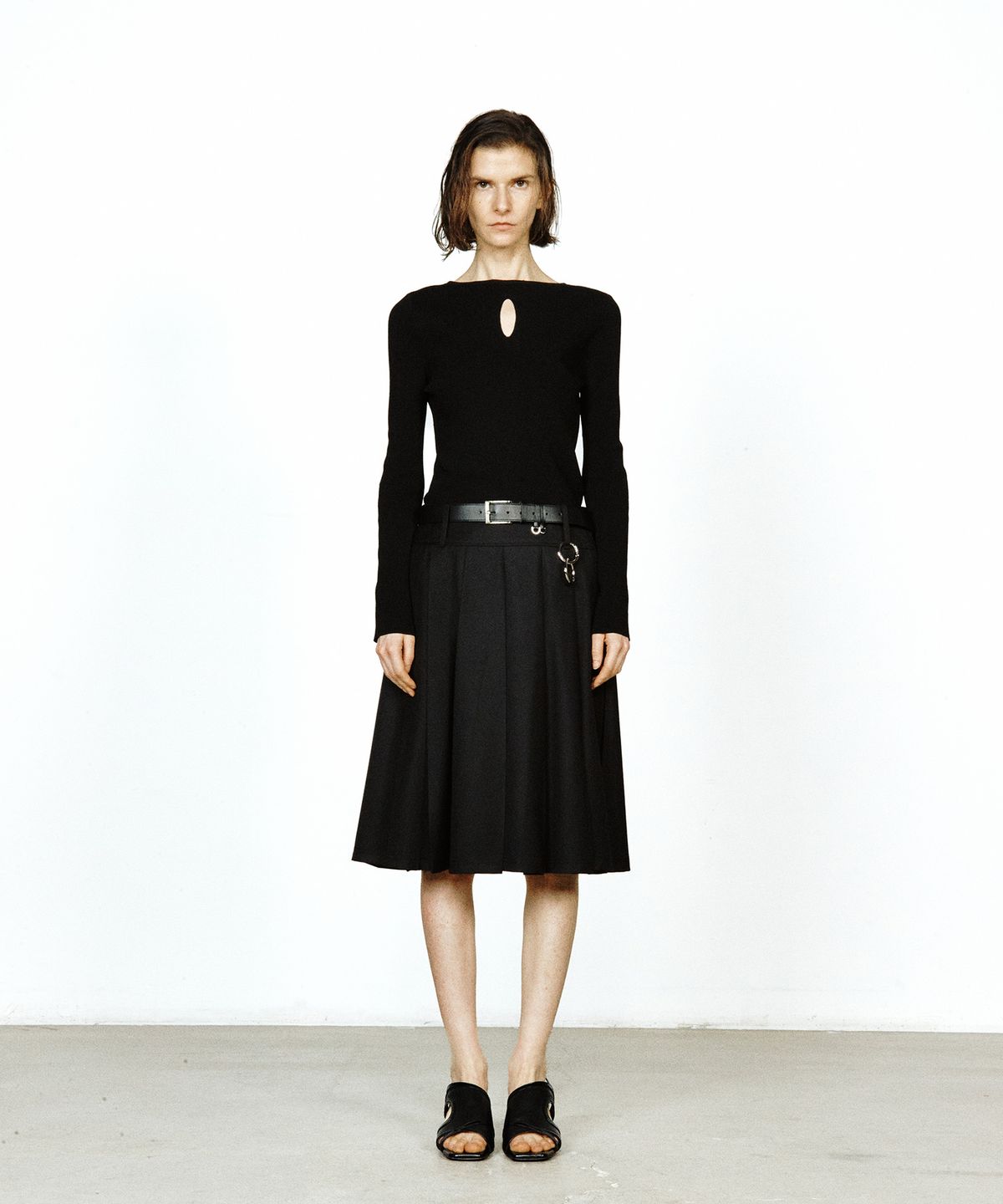 유지(YUJI) MIDI PLEATED SKIRT BLACK