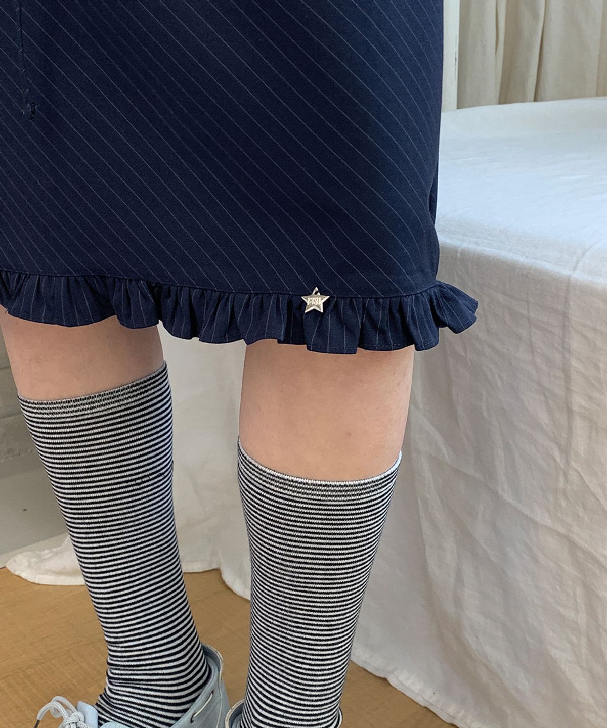 론론(RONRON) STRIPE FRILL STAR CHARM MIDI SKIRT NAVY