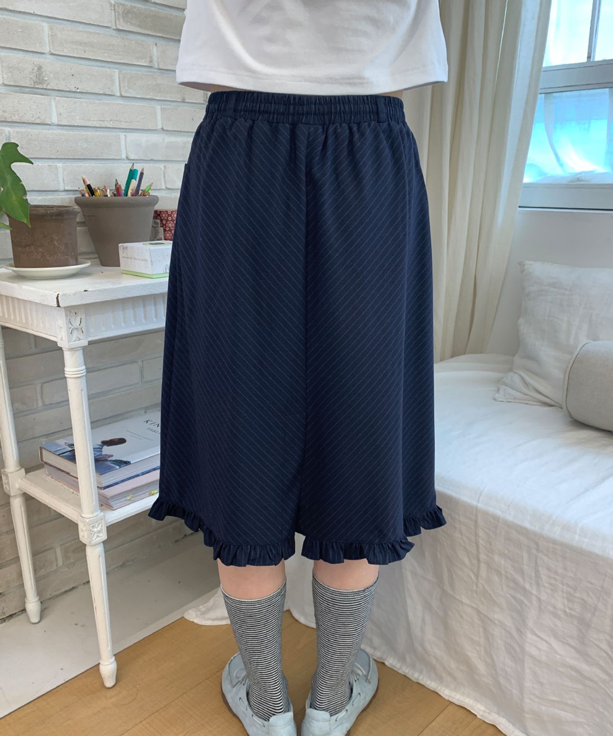 론론(RONRON) STRIPE FRILL STAR CHARM MIDI SKIRT NAVY