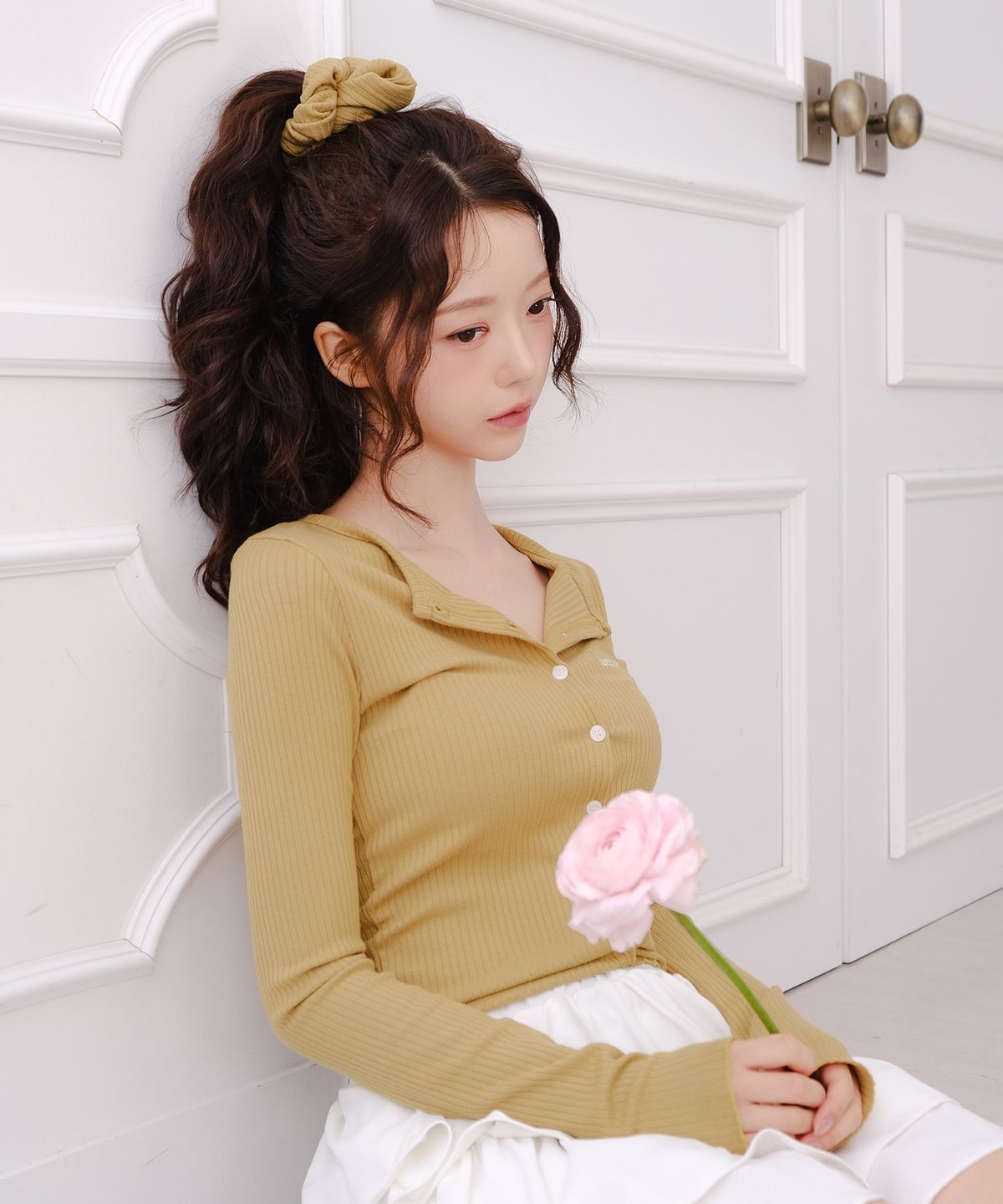 아이씨에(ISEEAE) First Love Cardigan (Mustard Green) + Scrunchie Set