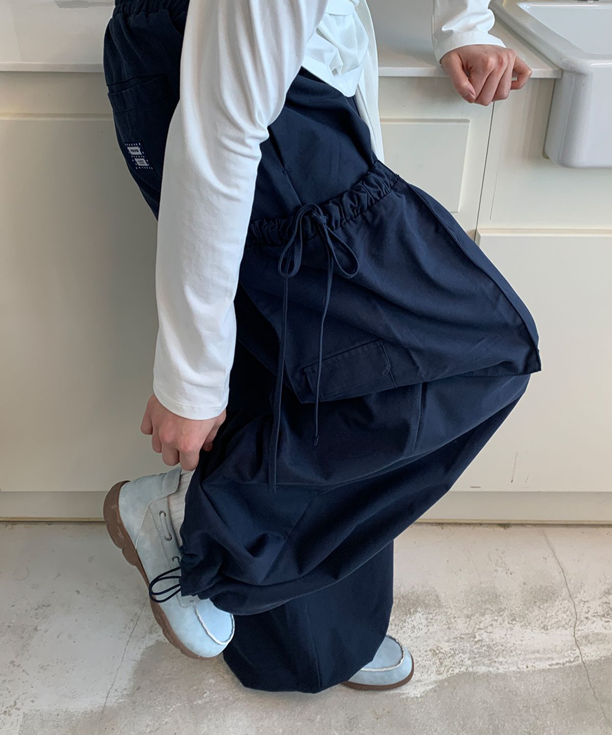 론론(RONRON) RIBBON STRING WIDE CARGO PANTS NAVY