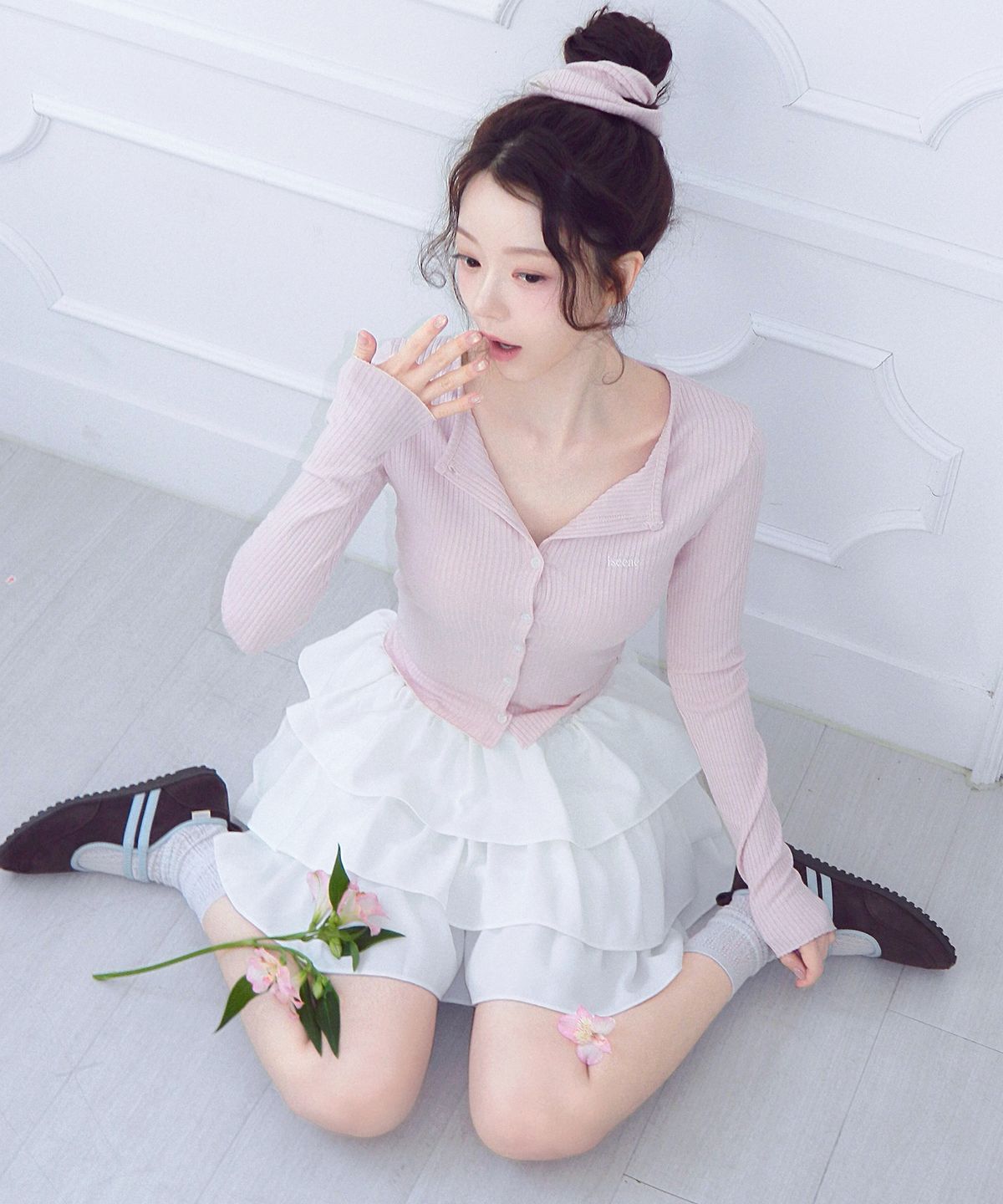 아이씨에(ISEEAE) First Love Cardigan (Baby Pink) + Scrunchie Set