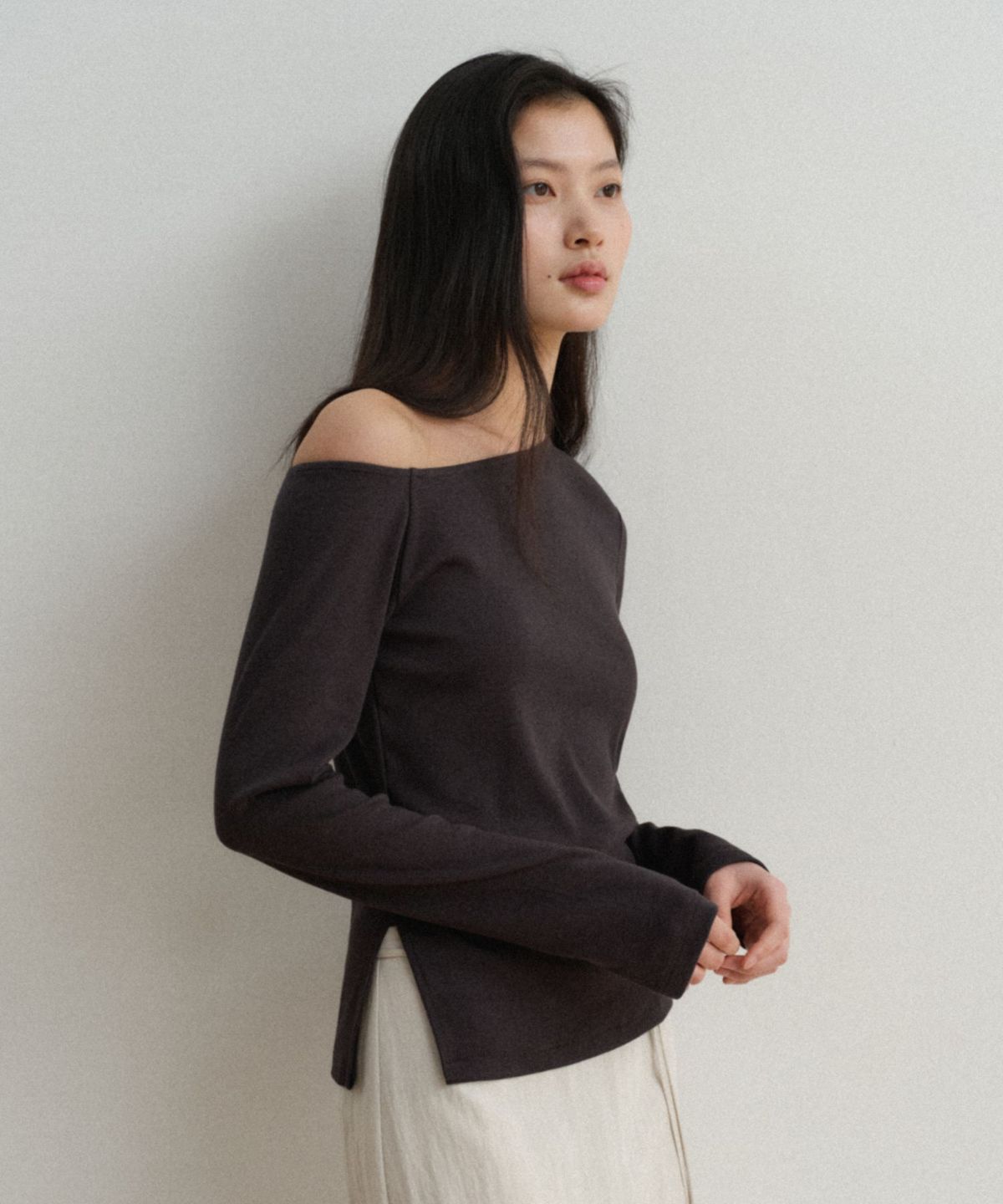토와브(TOWAV) YAN OFF SHOULDER TEE_CHARCOAL