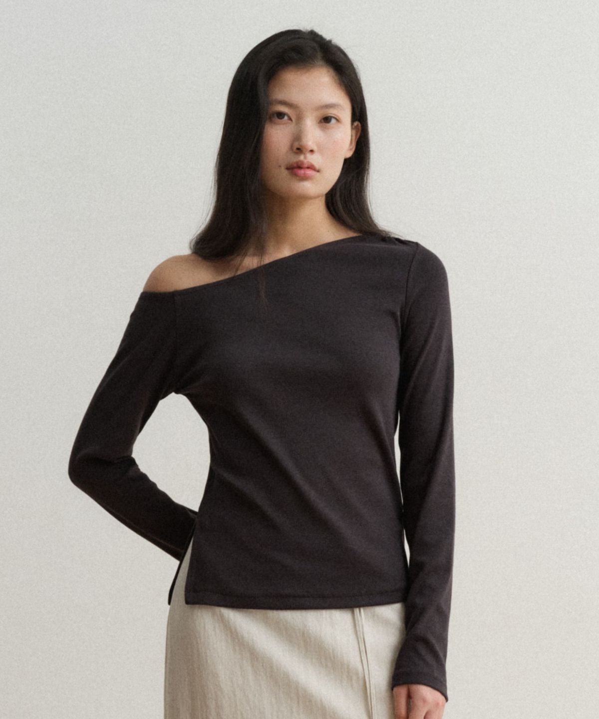 토와브(TOWAV) YAN OFF SHOULDER TEE_CHARCOAL