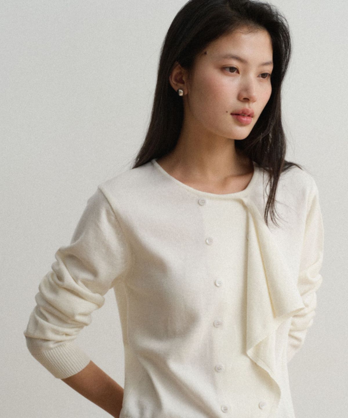 토와브(TOWAV) CHELL DRAPE KNIT_IVORY