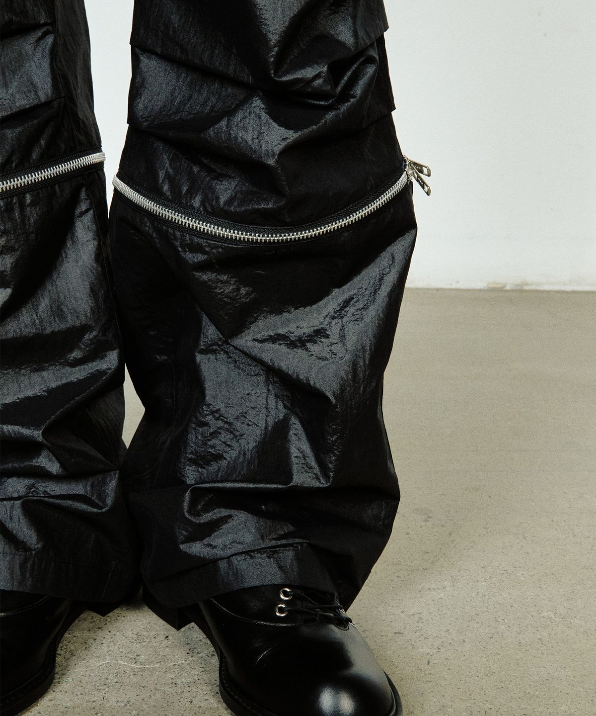 유지(YUJI) TECH ZIP PANTS BLACK