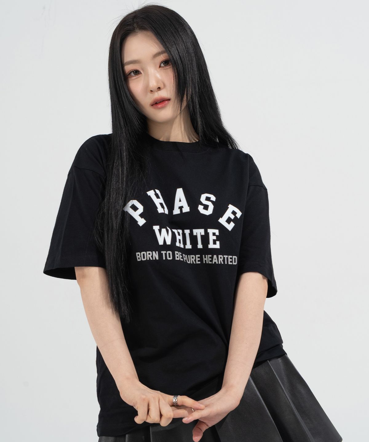 페이즈화이트(PHASEWHITE) [PHASE_3] PW COLLEGE TEE_BLACK / 8802026-ST08