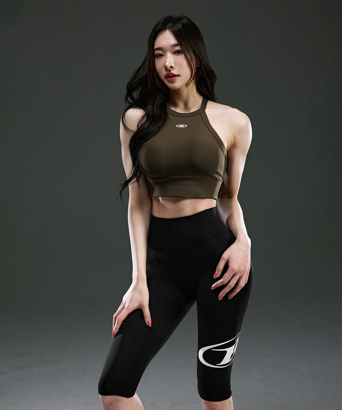 본투윈(BORN TO WIN) W B LOGO CAPRI LEGGINGS [BLACK]