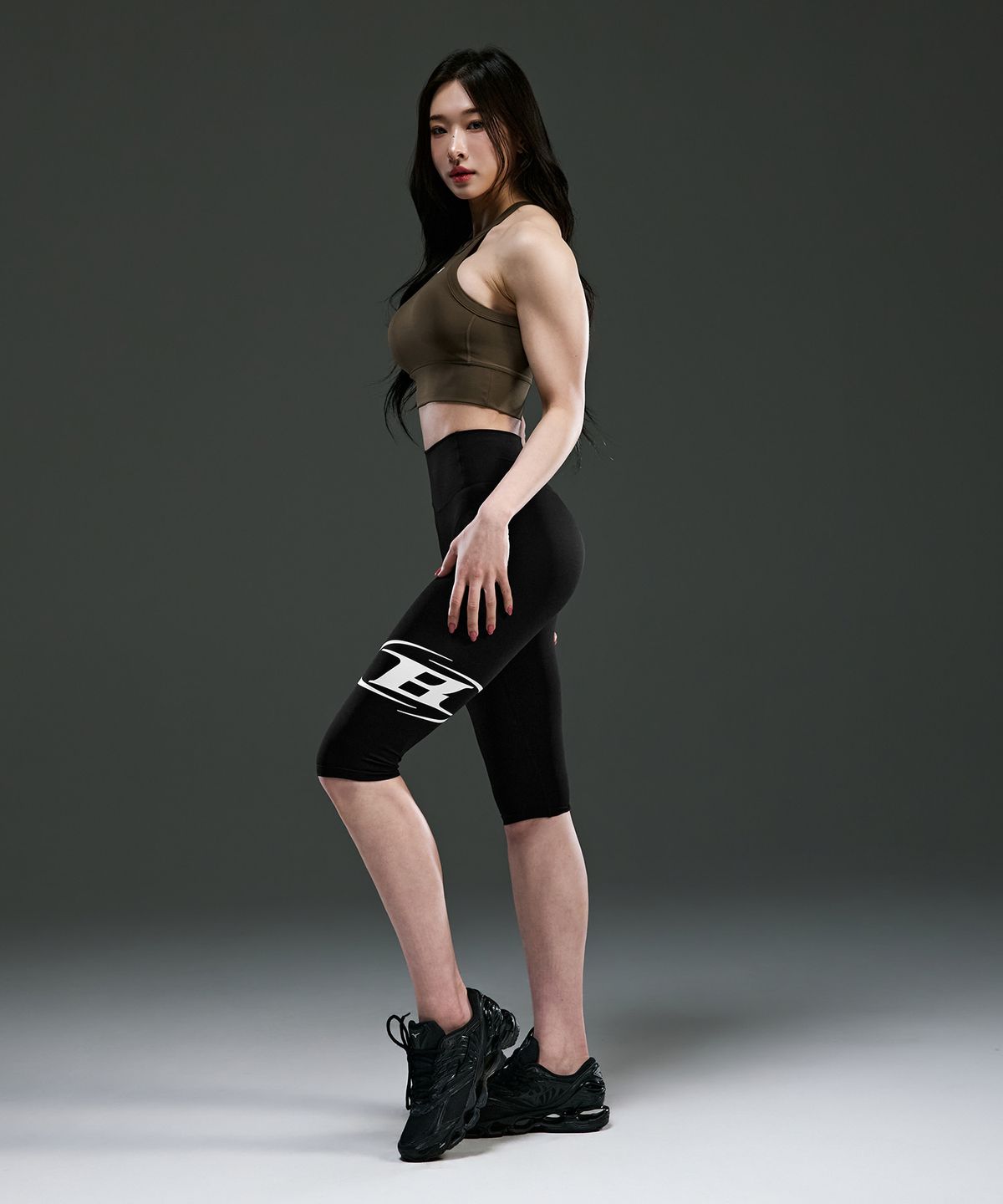 본투윈(BORN TO WIN) W B LOGO CAPRI LEGGINGS [BLACK]