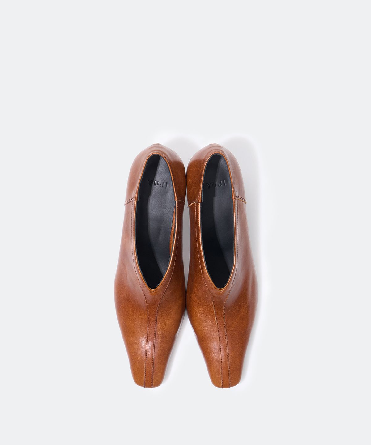 유지(YUJI) SPEAR HEEL CAMEL BROWN