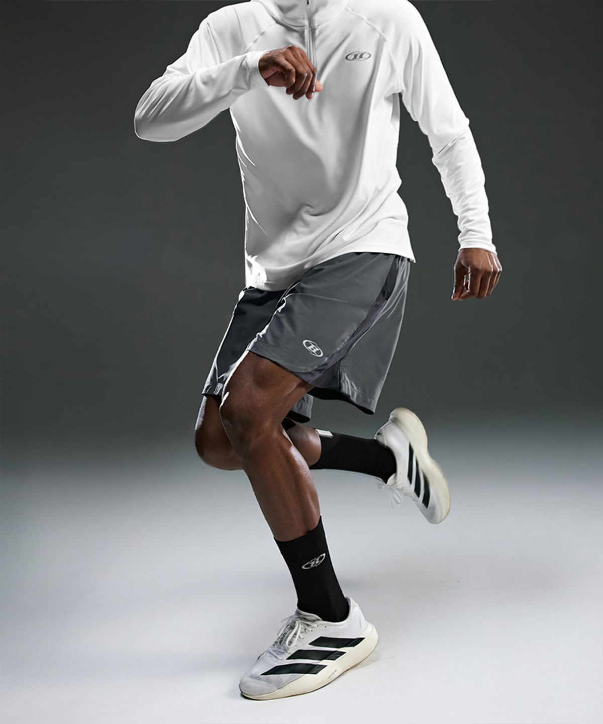 본투윈(BORN TO WIN) SYMBOL B ACTIVE SHORTS [CHARCOAL]