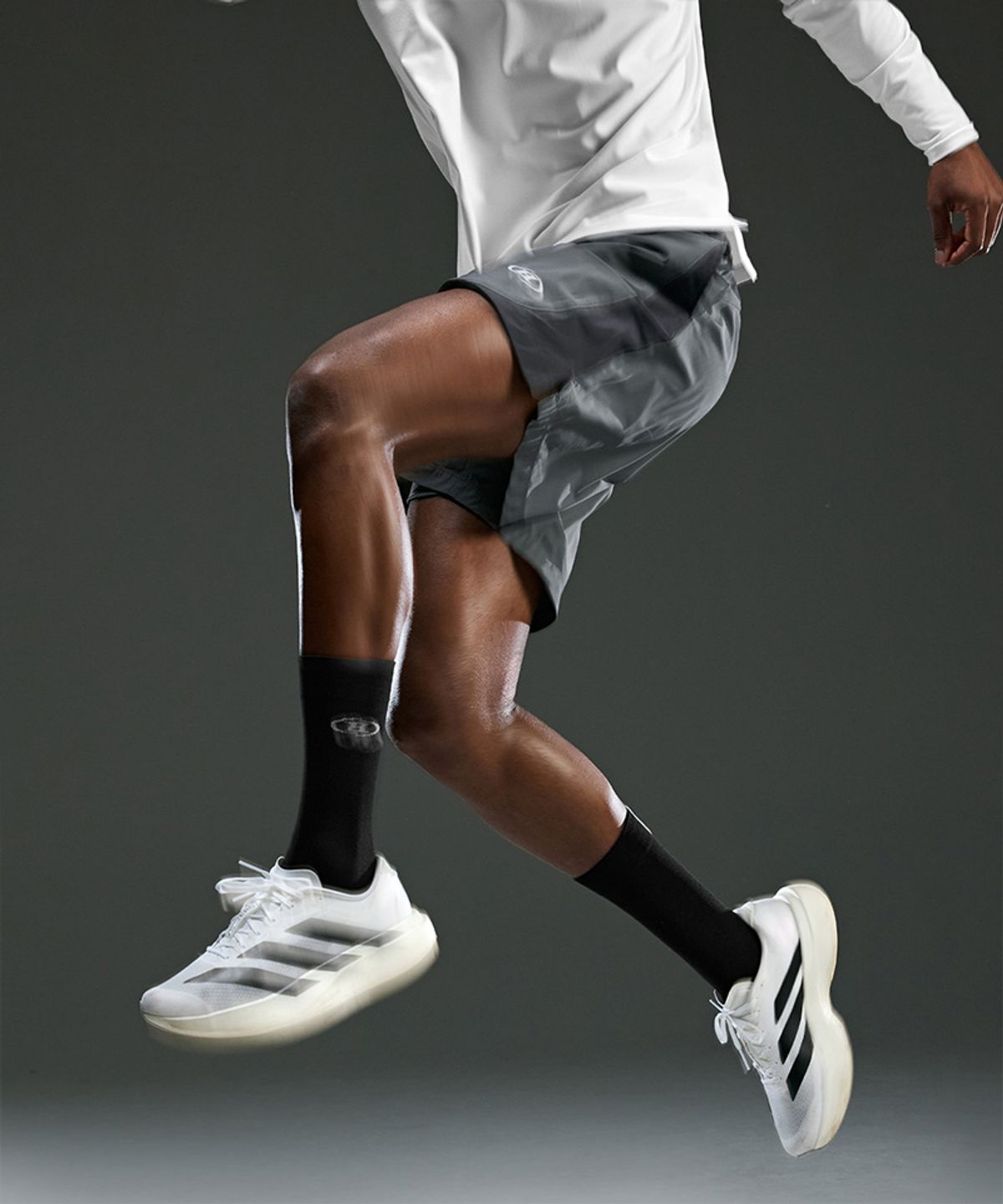 본투윈(BORN TO WIN) SYMBOL B ACTIVE SHORTS [CHARCOAL]
