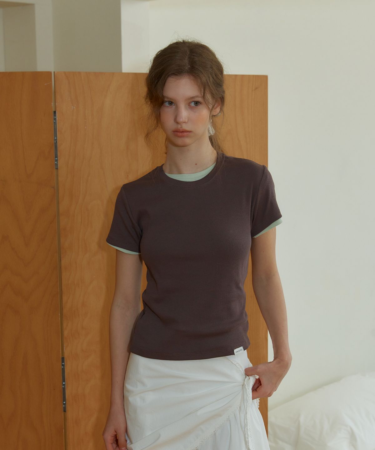 아노에틱(ANOETIC) ANC ESSENTIAL ROUND T-SHIRT_BROWN