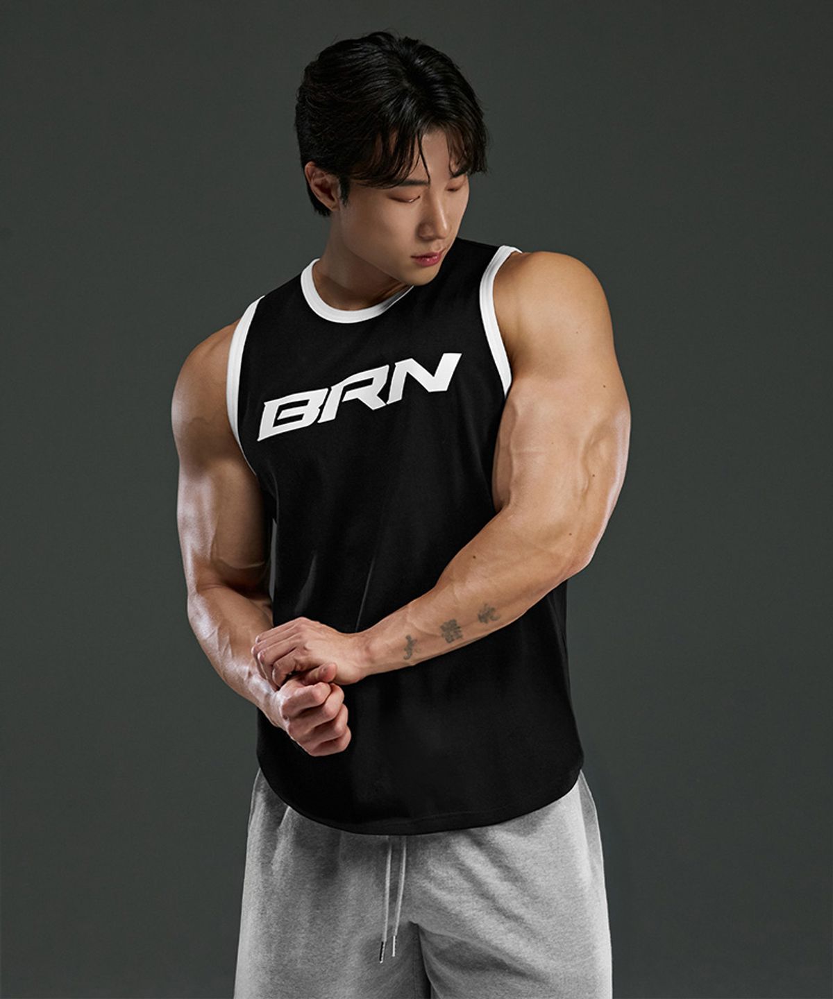 본투윈(BORN TO WIN) BRN COMFORT FIT SLEEVELESS [BLACK]