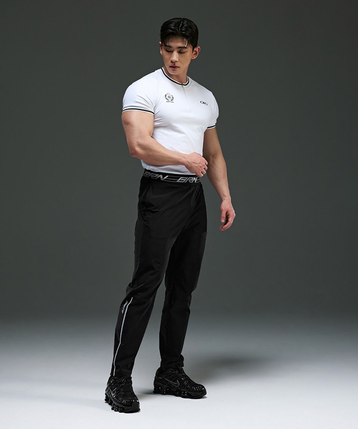 본투윈(BORN TO WIN) BRN EMBLEM HALF ZIP-UP JERSEY [WHITE]