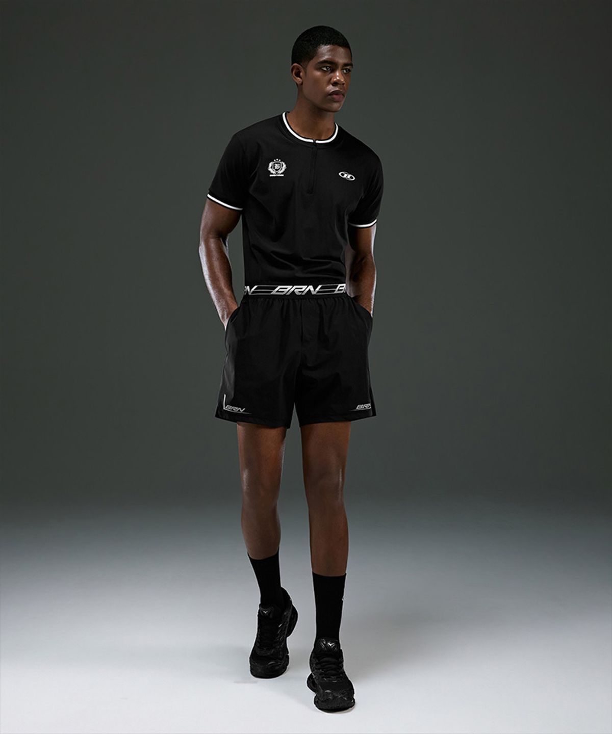 본투윈(BORN TO WIN) BRN EMBLEM HALF ZIP-UP JERSEY [BLACK]