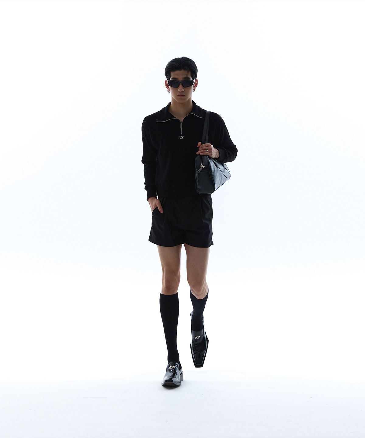 모어댄블랙(MORE THAN BLACK) LOGO ZIP UP CROP KNIT