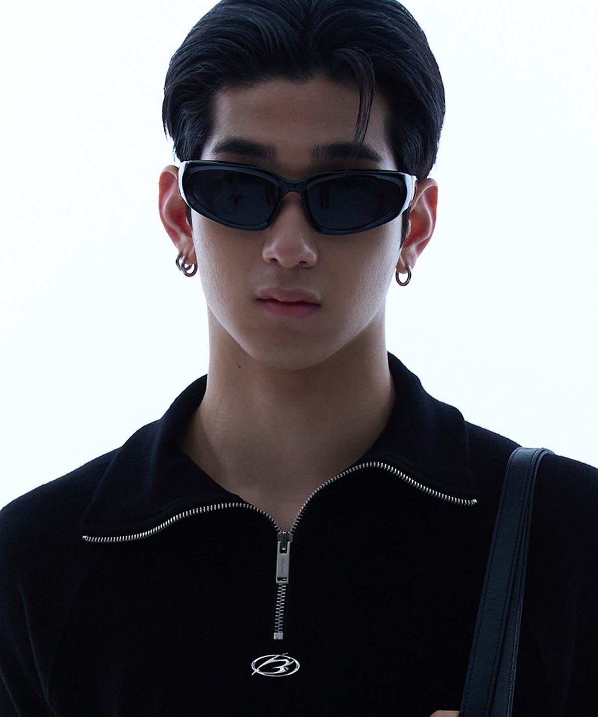 모어댄블랙(MORE THAN BLACK) LOGO ZIP UP CROP KNIT