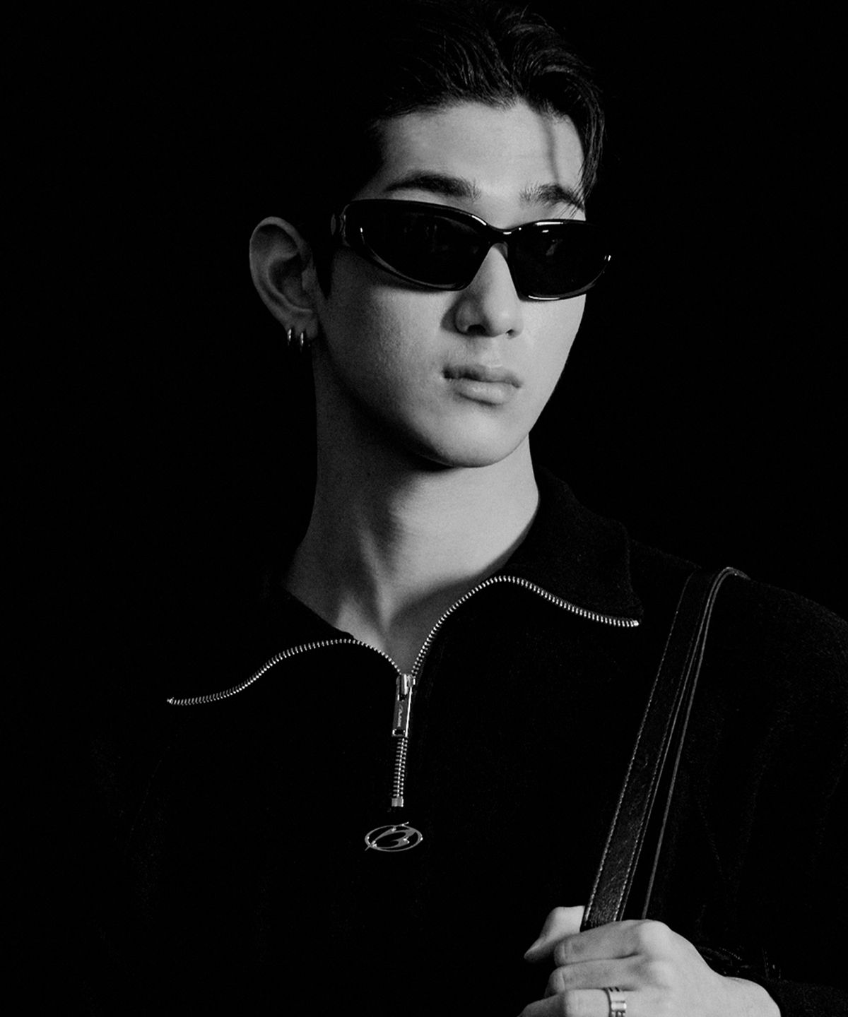 모어댄블랙(MORE THAN BLACK) LOGO ZIP UP CROP KNIT
