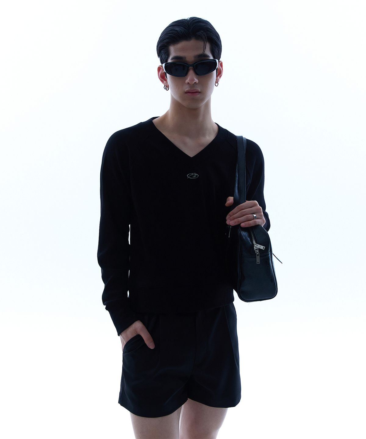 모어댄블랙(MORE THAN BLACK) LOGO V CROP KNIT
