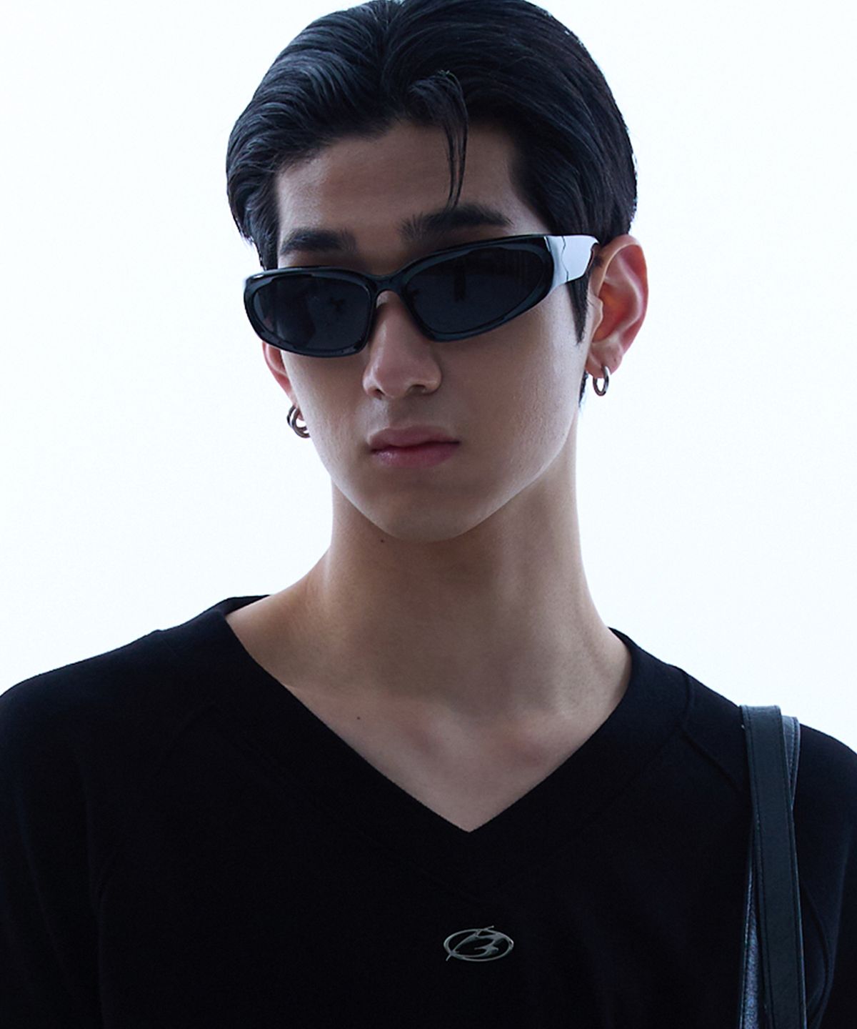 모어댄블랙(MORE THAN BLACK) LOGO V CROP KNIT