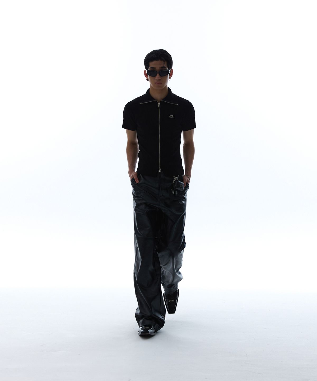 모어댄블랙(MORE THAN BLACK) LOGO TWO WAY HALF ZIP UP KNIT