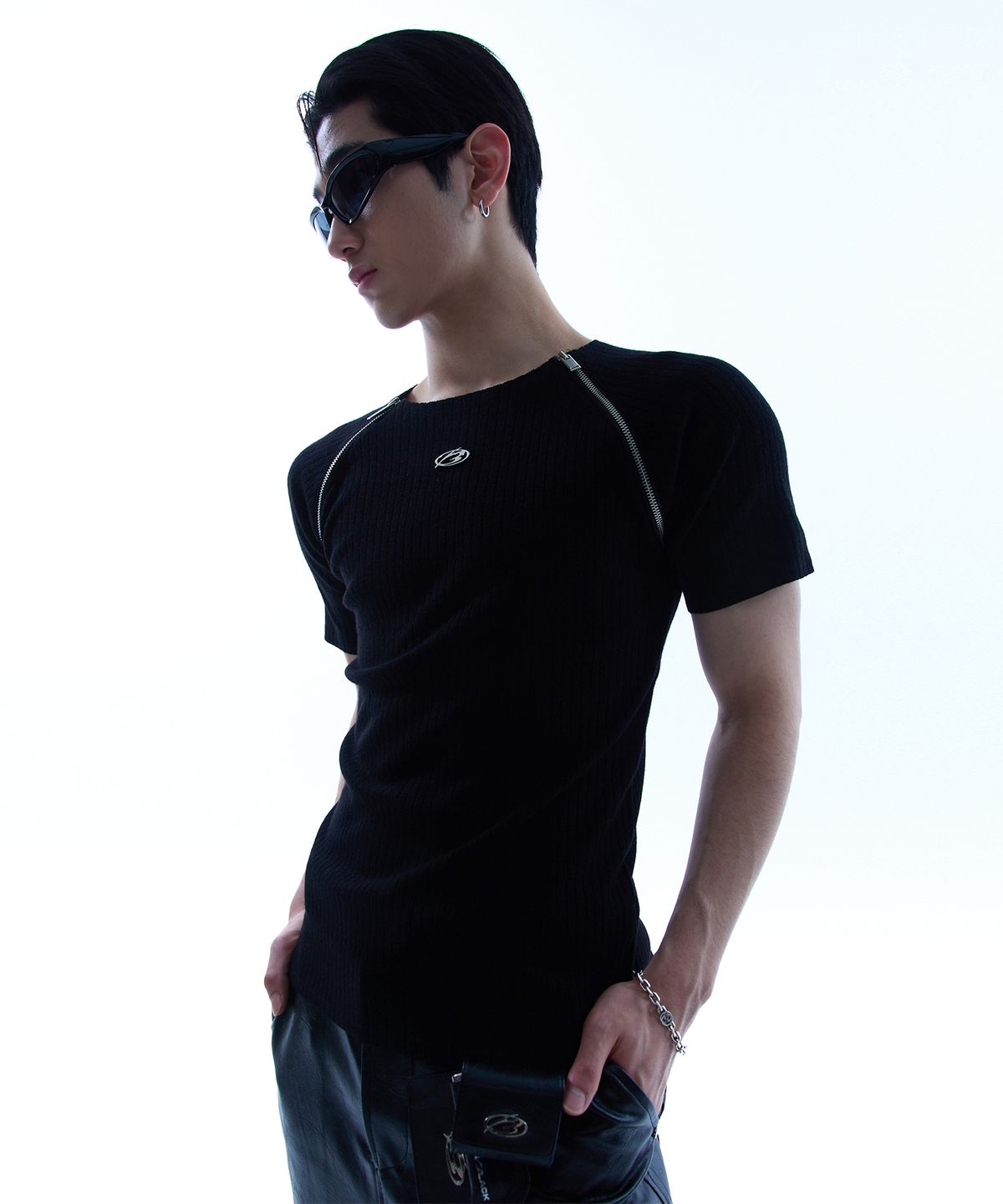 모어댄블랙(MORE THAN BLACK) LOGO TWO SIDE HALF ZIP UP KNIT