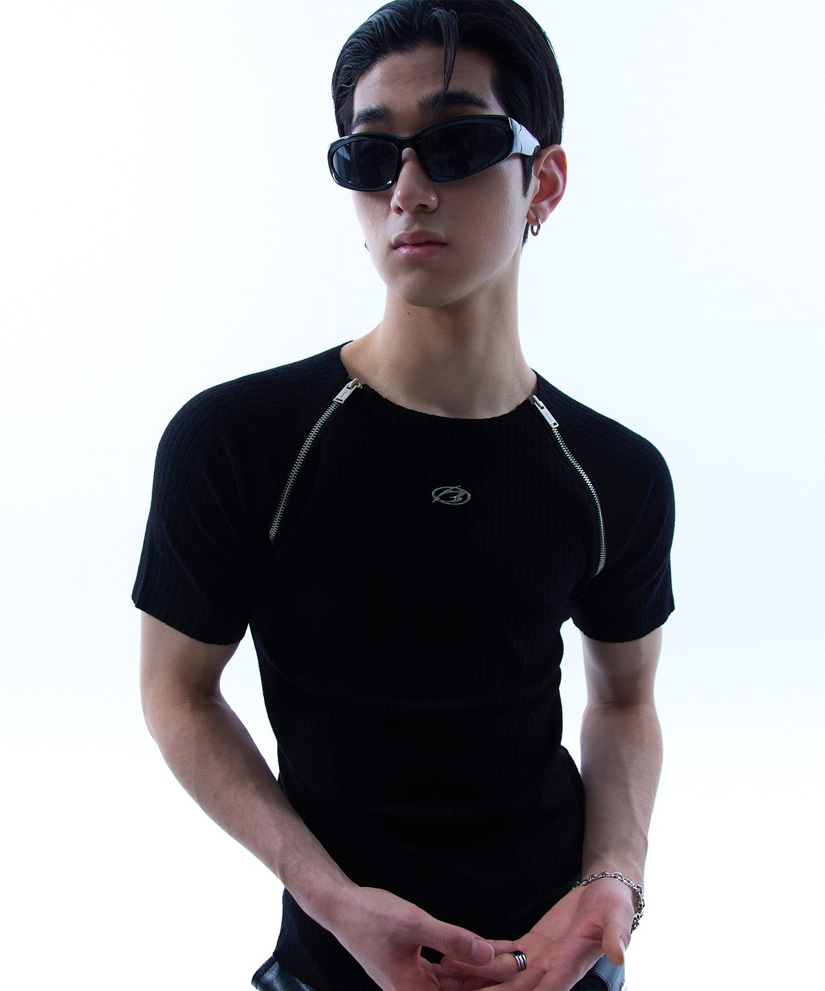 모어댄블랙(MORE THAN BLACK) LOGO TWO SIDE HALF ZIP UP KNIT