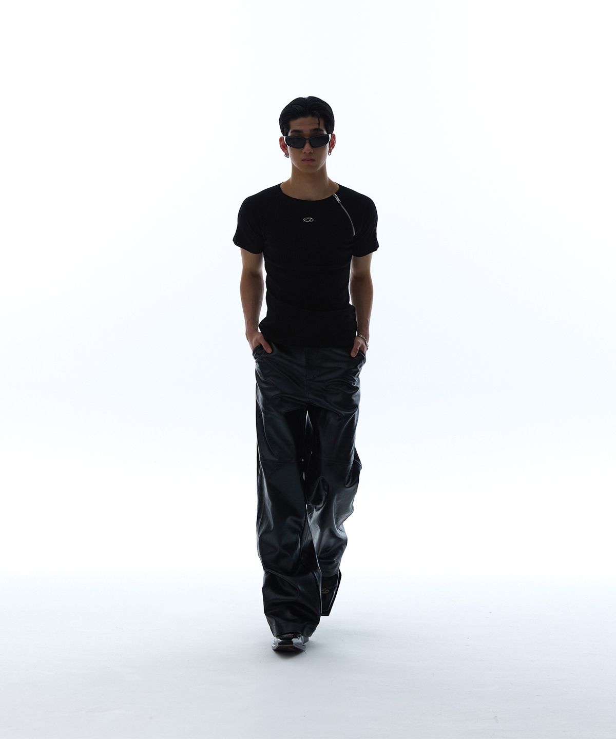 모어댄블랙(MORE THAN BLACK) LOGO ONE SIDE HALF ZIP UP KNIT