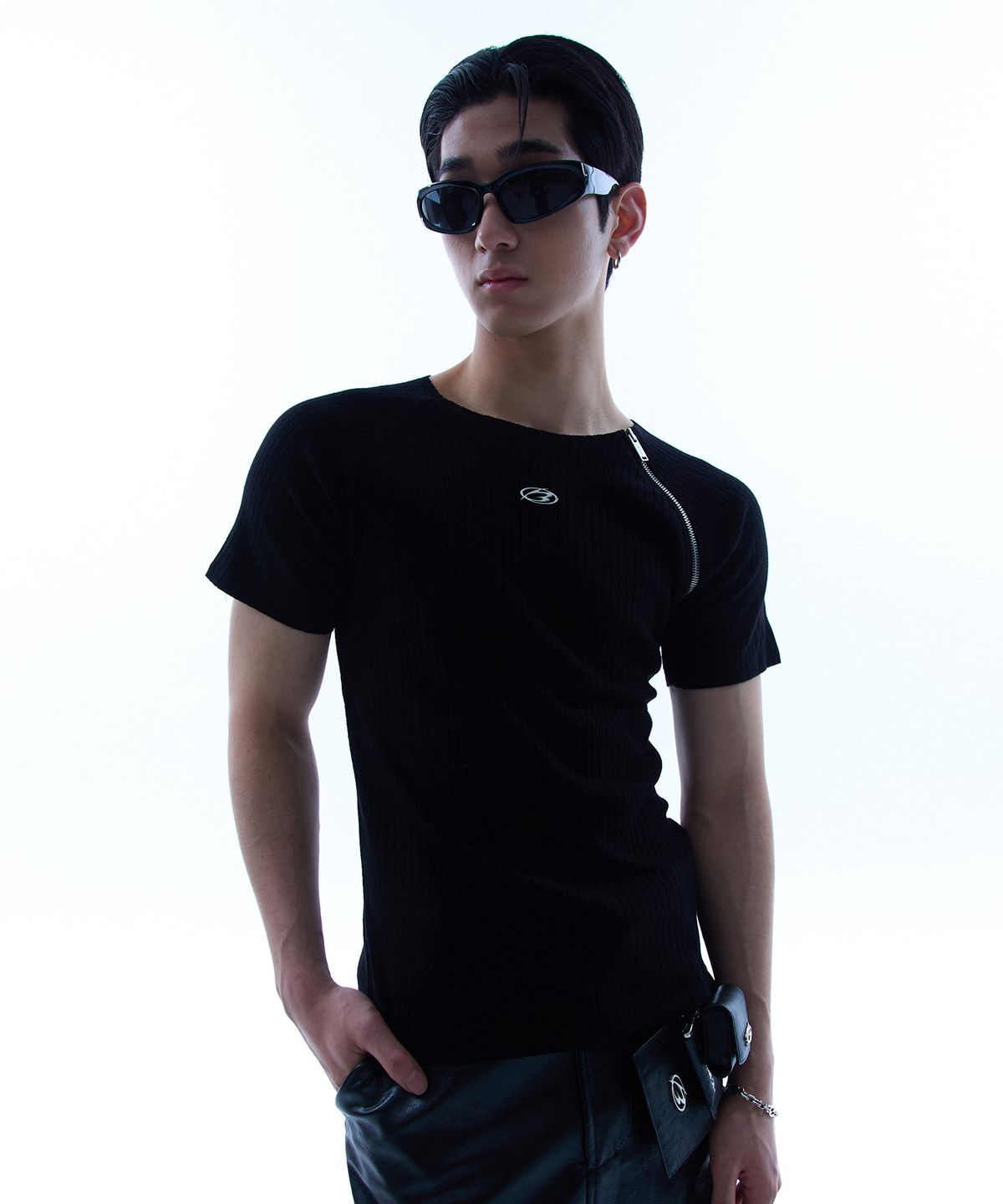 모어댄블랙(MORE THAN BLACK) LOGO ONE SIDE HALF ZIP UP KNIT