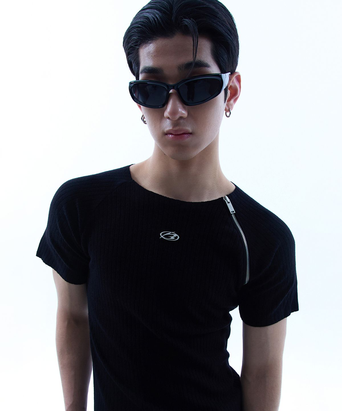 모어댄블랙(MORE THAN BLACK) LOGO ONE SIDE HALF ZIP UP KNIT