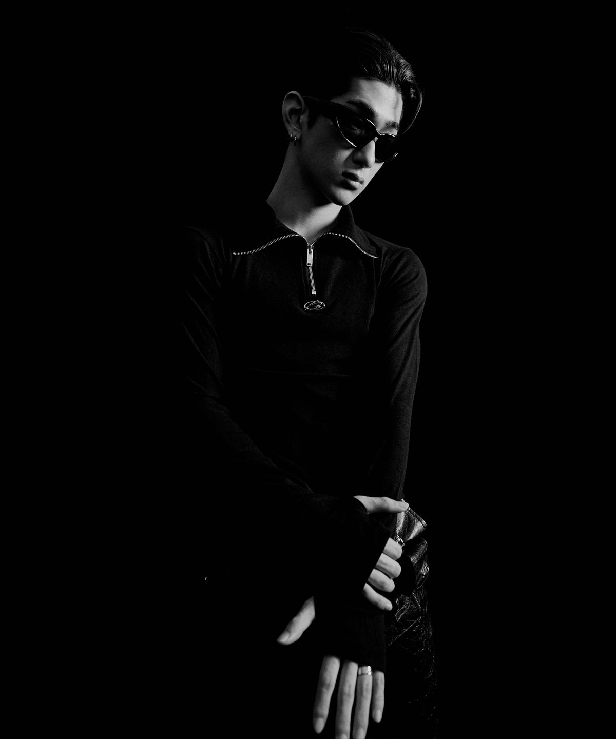 모어댄블랙(MORE THAN BLACK) LOGO ZIP UP LONG SLEEVE