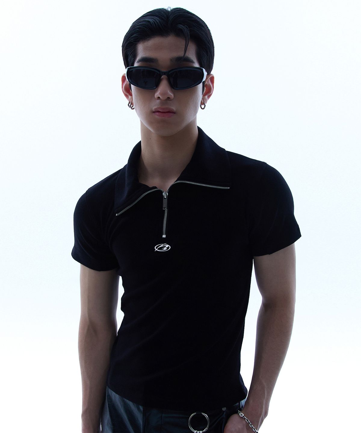 모어댄블랙(MORE THAN BLACK) LOGO ZIP UP HALF SLEEVE