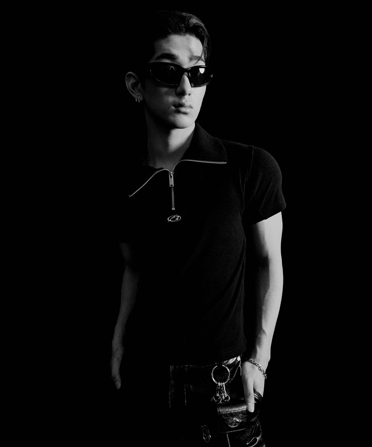 모어댄블랙(MORE THAN BLACK) LOGO ZIP UP HALF SLEEVE
