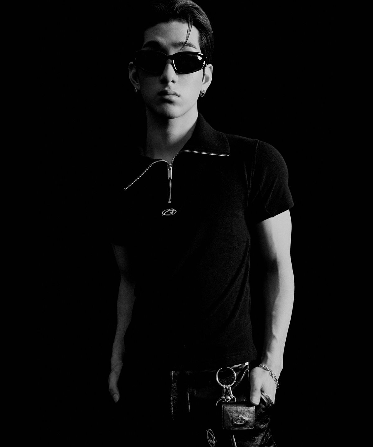 모어댄블랙(MORE THAN BLACK) LOGO ZIP UP HALF SLEEVE
