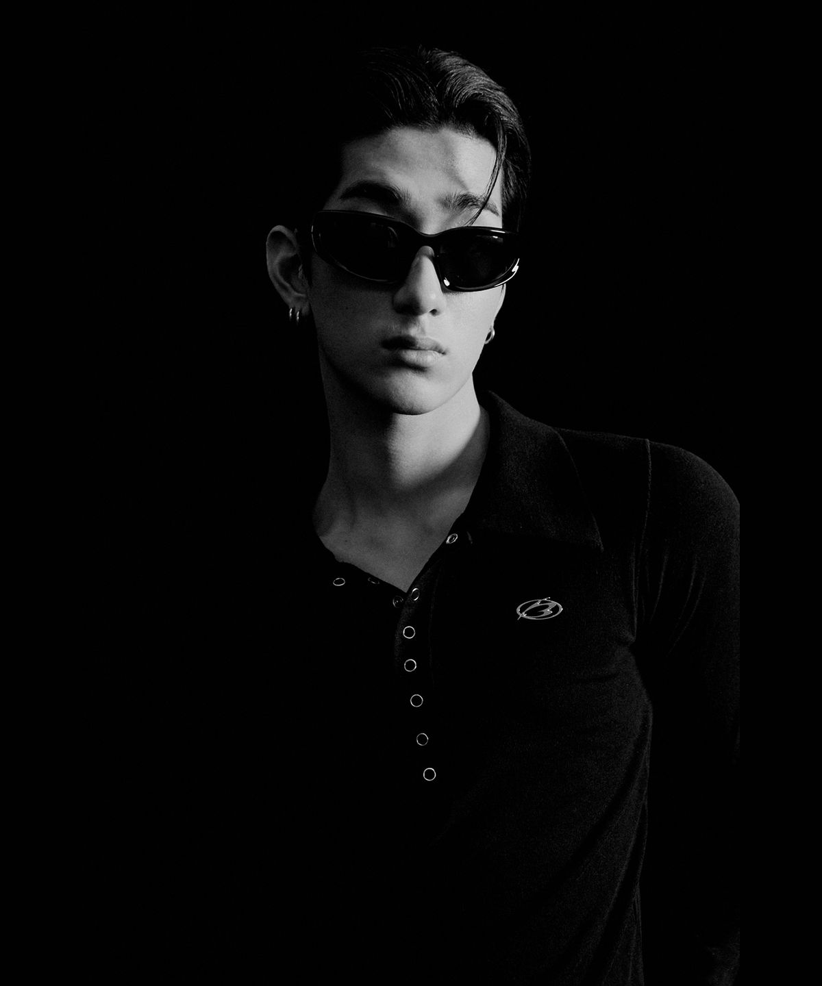 모어댄블랙(MORE THAN BLACK) LOGO SNAP COLLAR LONG SLEEVE