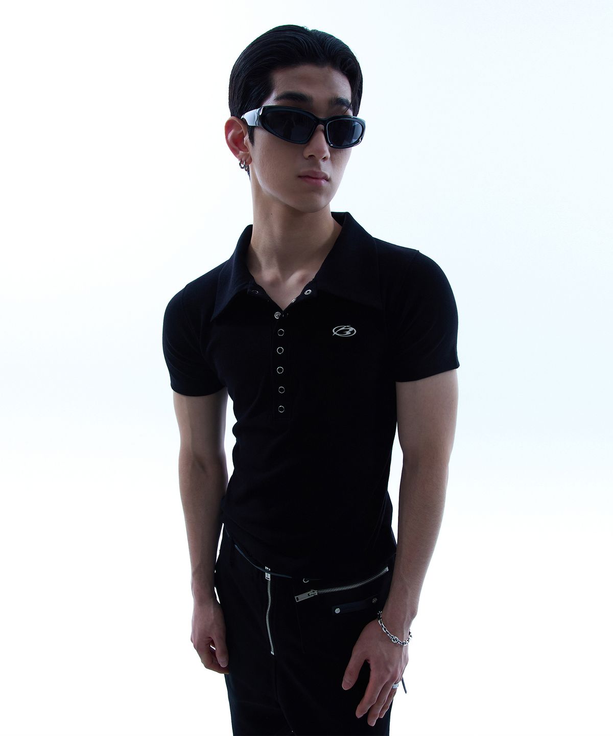 모어댄블랙(MORE THAN BLACK) LOGO SNAP COLLAR HALF SLEEVE