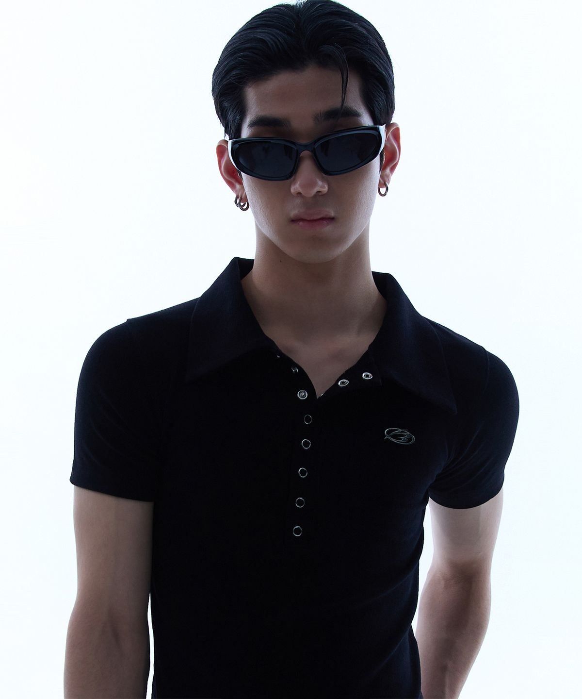 모어댄블랙(MORE THAN BLACK) LOGO SNAP COLLAR HALF SLEEVE