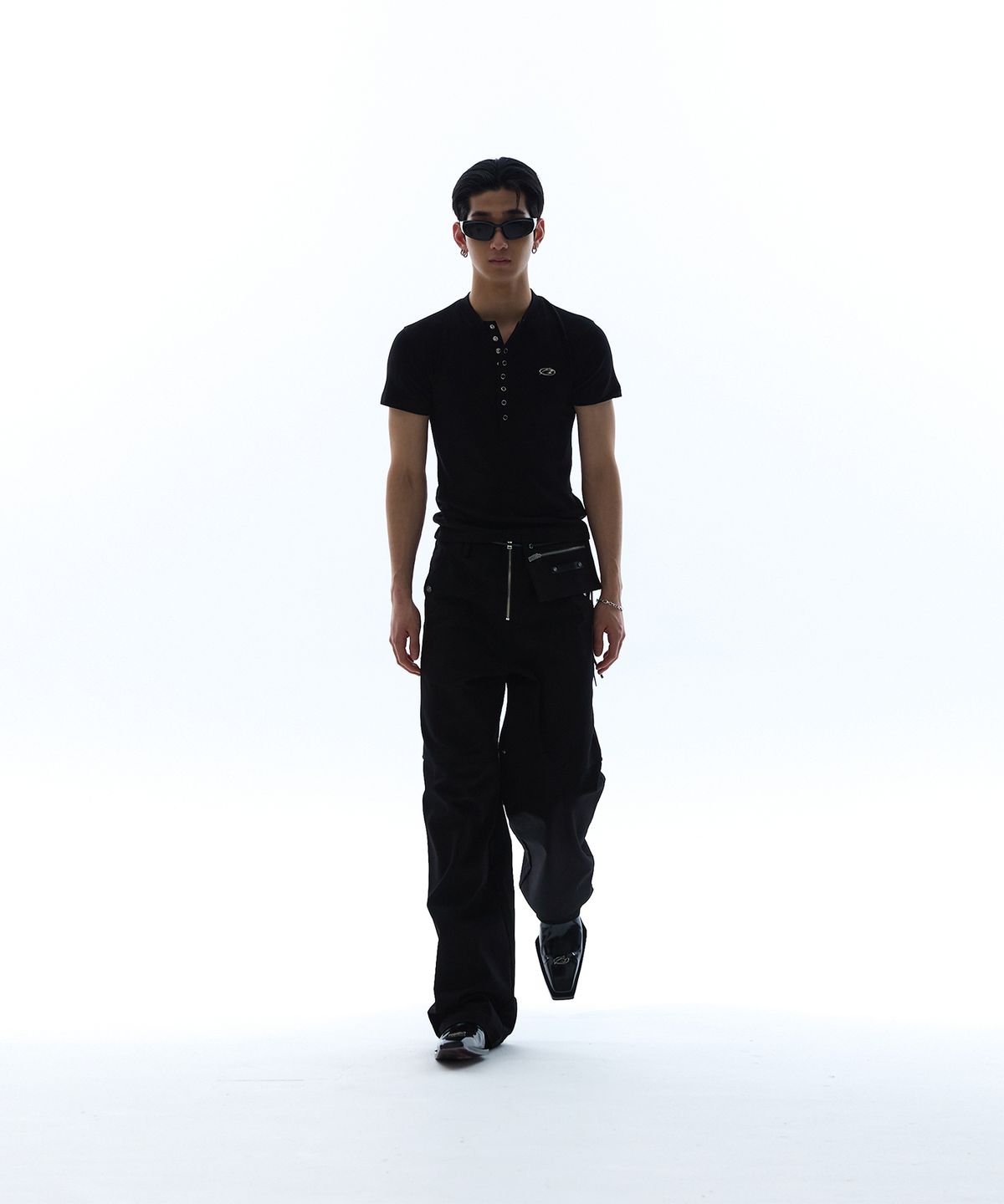 모어댄블랙(MORE THAN BLACK) LOGO SNAP HALF SLEEVE