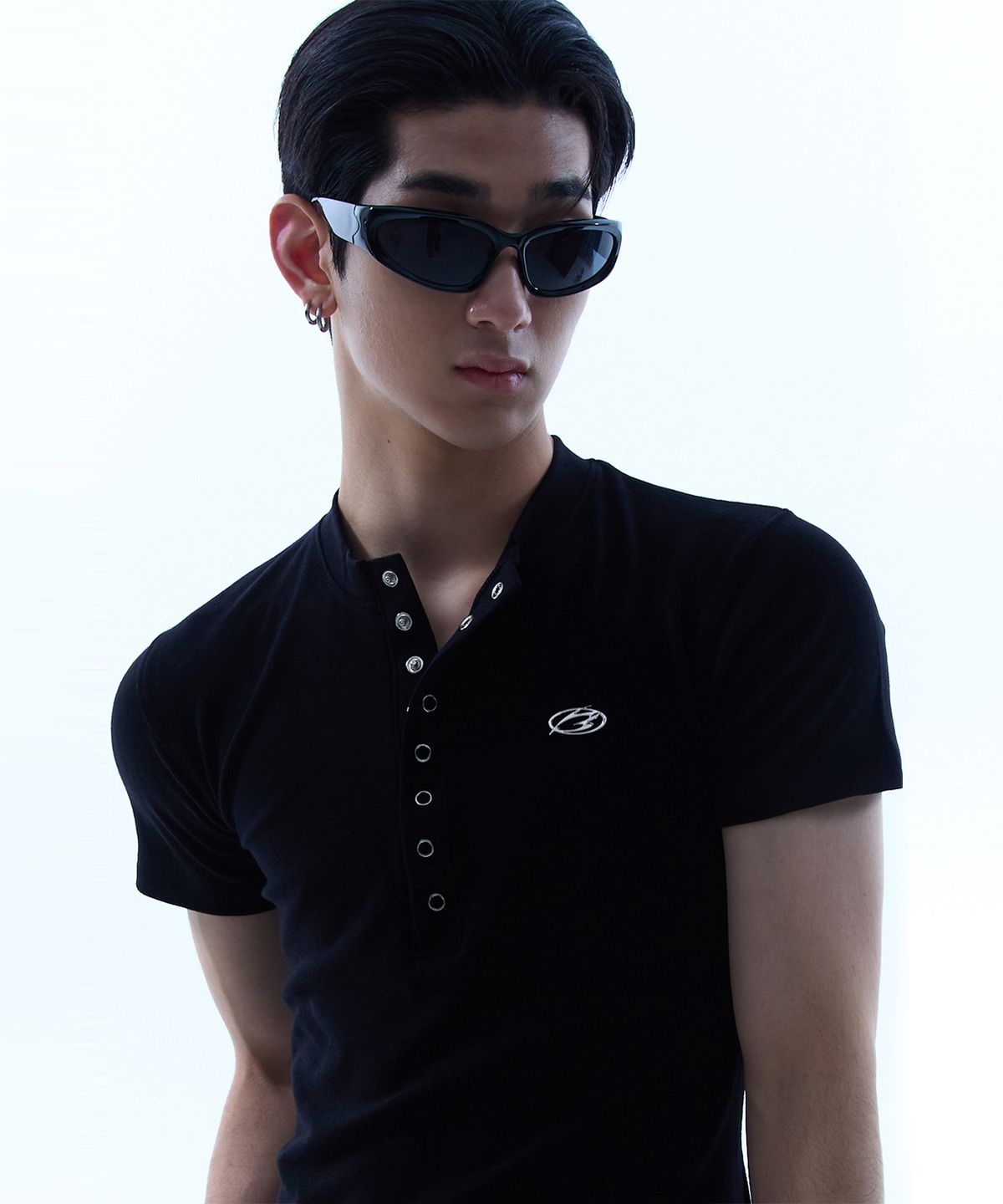 모어댄블랙(MORE THAN BLACK) LOGO SNAP HALF SLEEVE
