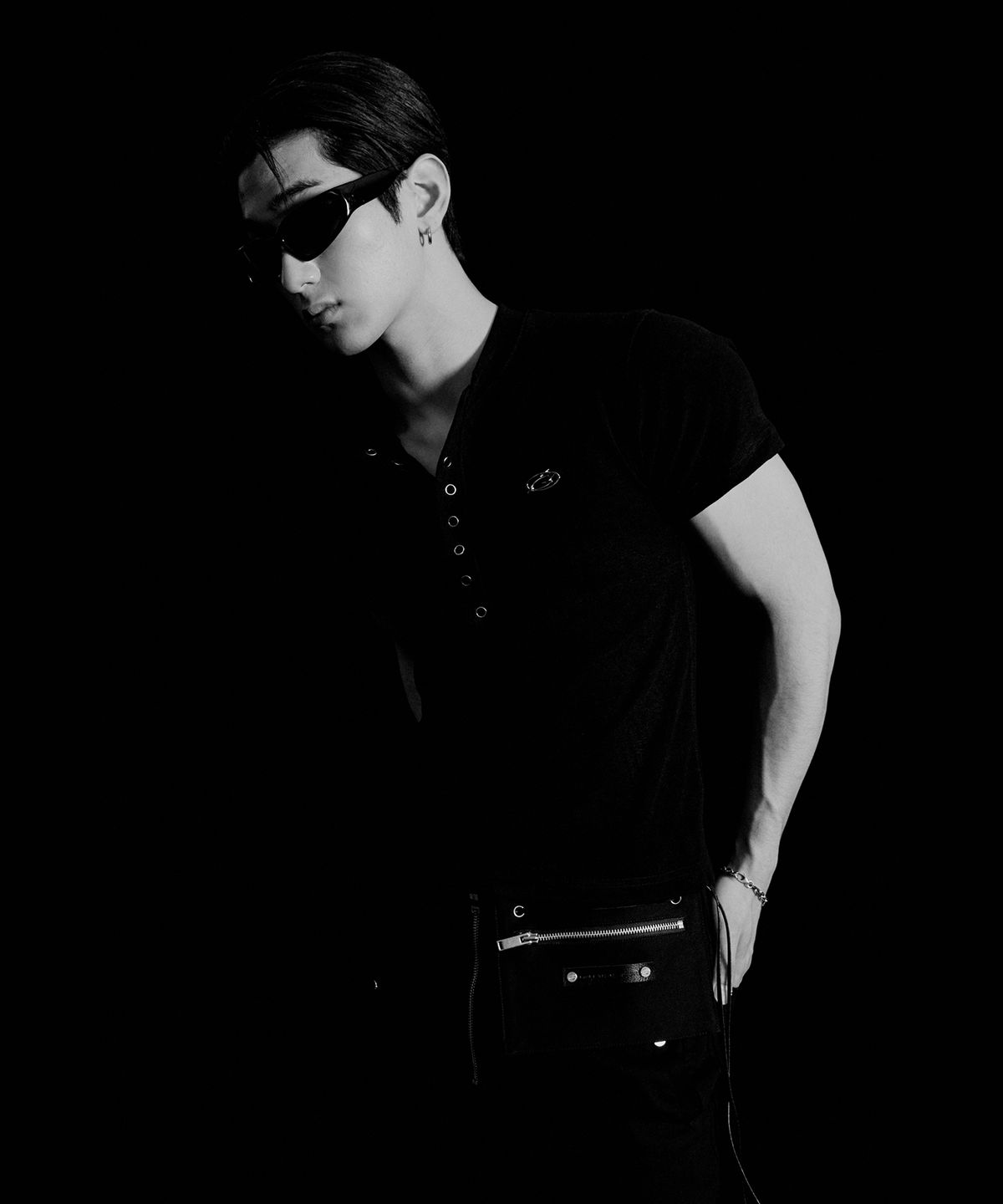 모어댄블랙(MORE THAN BLACK) LOGO SNAP HALF SLEEVE