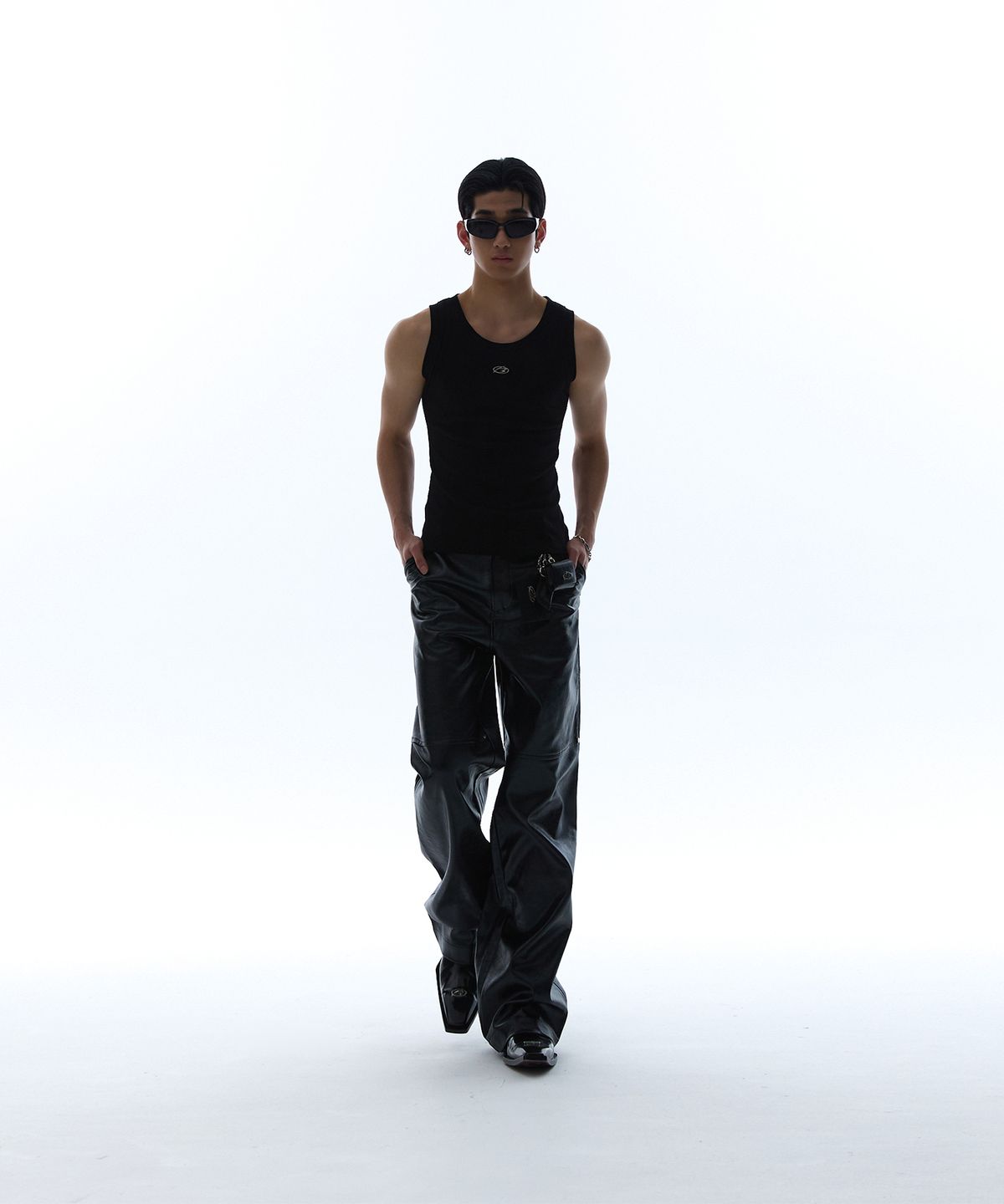모어댄블랙(MORE THAN BLACK) LOGO SLEEVELESS
