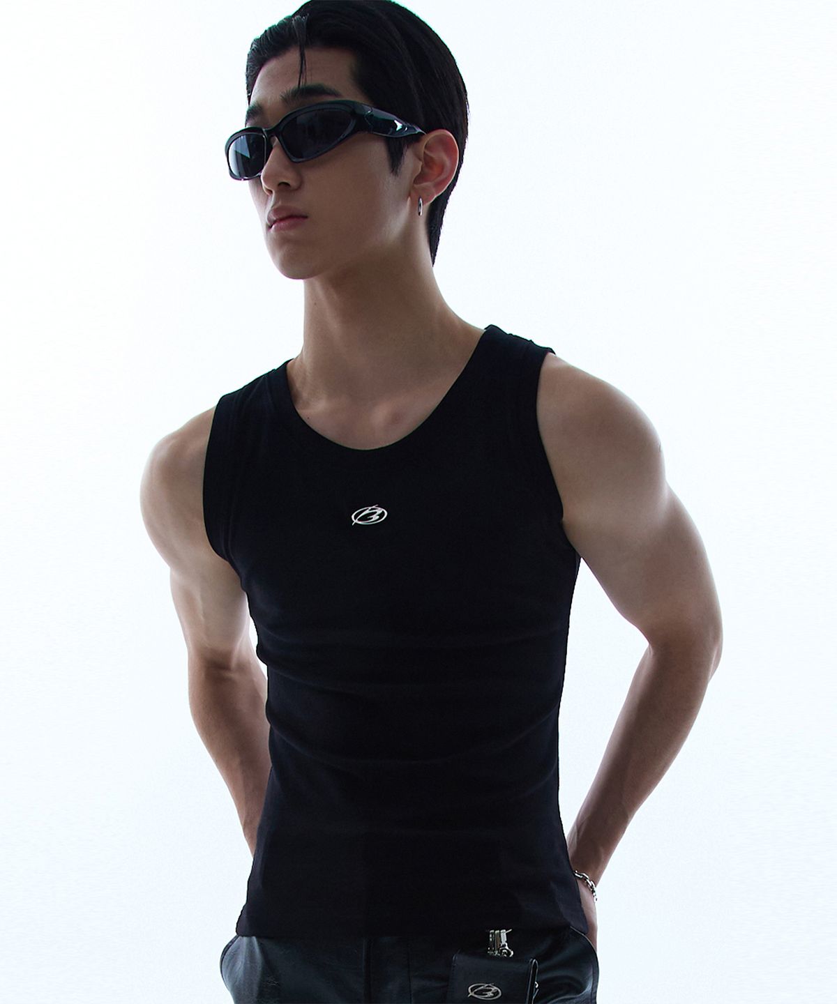 모어댄블랙(MORE THAN BLACK) LOGO SLEEVELESS